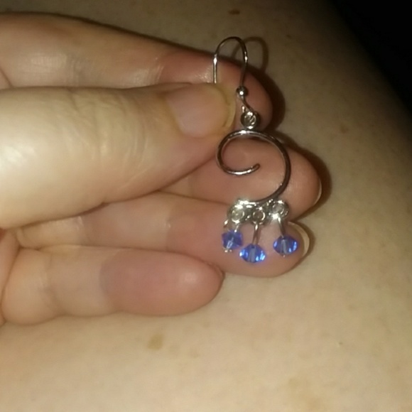 Small dangle earrings - Picture 3 of 5